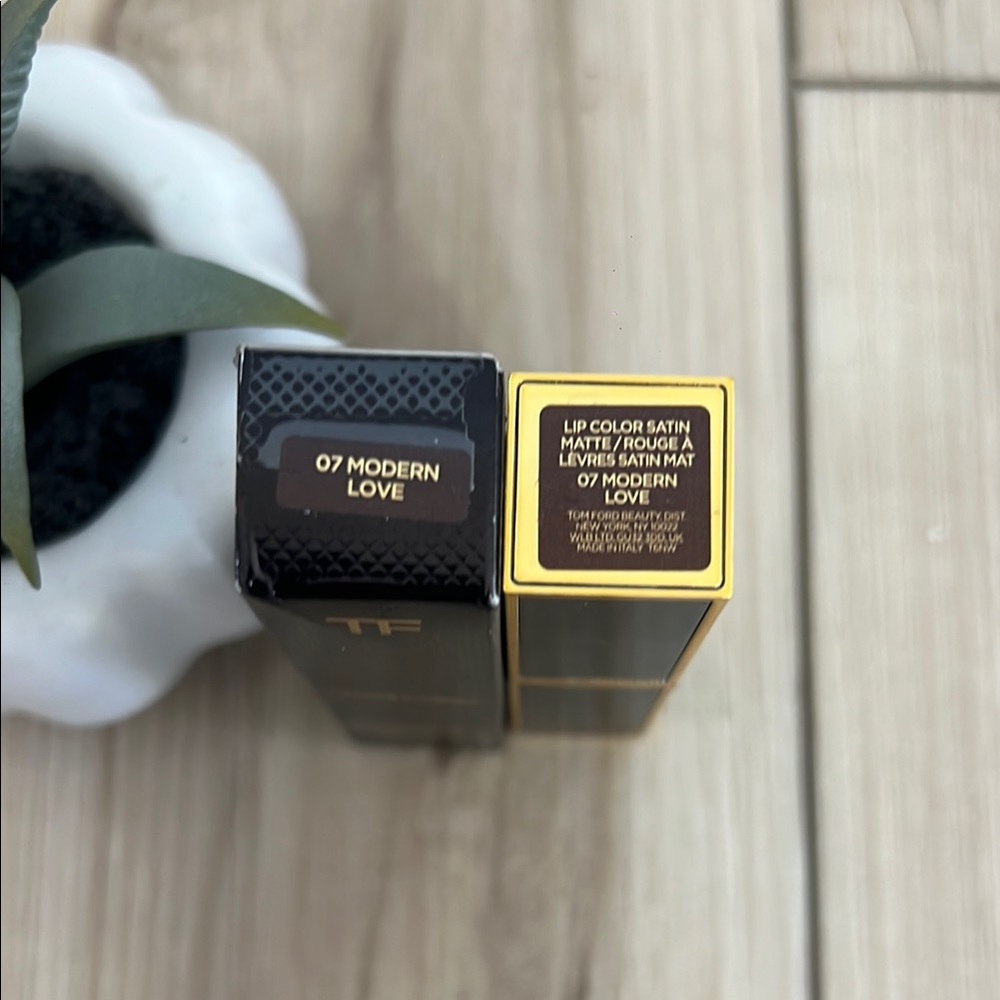 Tom Ford Red Lipstick - Modern Love - Picture 3 of 3